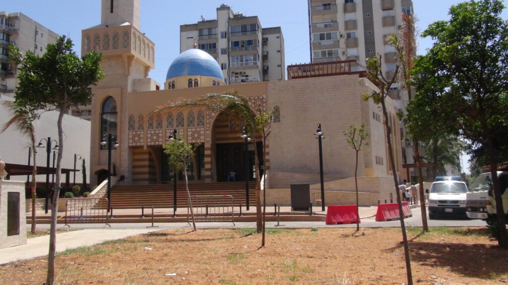 واجهة مسجد السلام من الوسطة أمامه